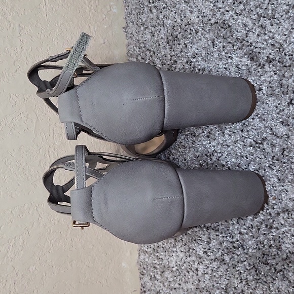 Gray Heels - Picture 3 of 6